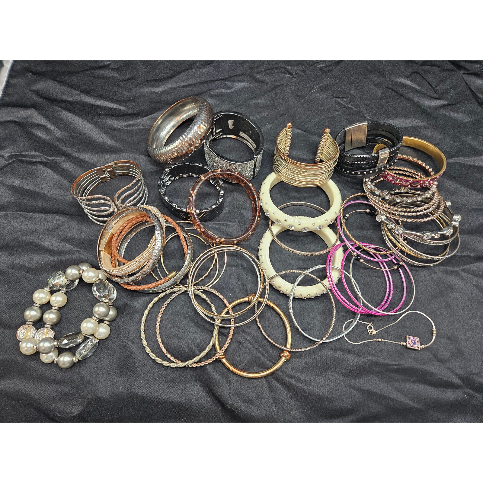 Large Lot Of Bangle Cuff Bracelets Mixed Metals Plastic Beads Rhinestone Costume